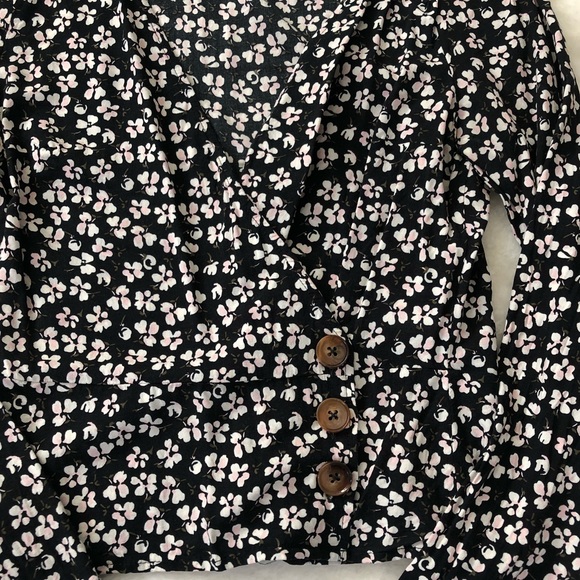 Abercrombie & Fitch | Floral Print Wrap Top w/Button Closure - Picture 4 of 10